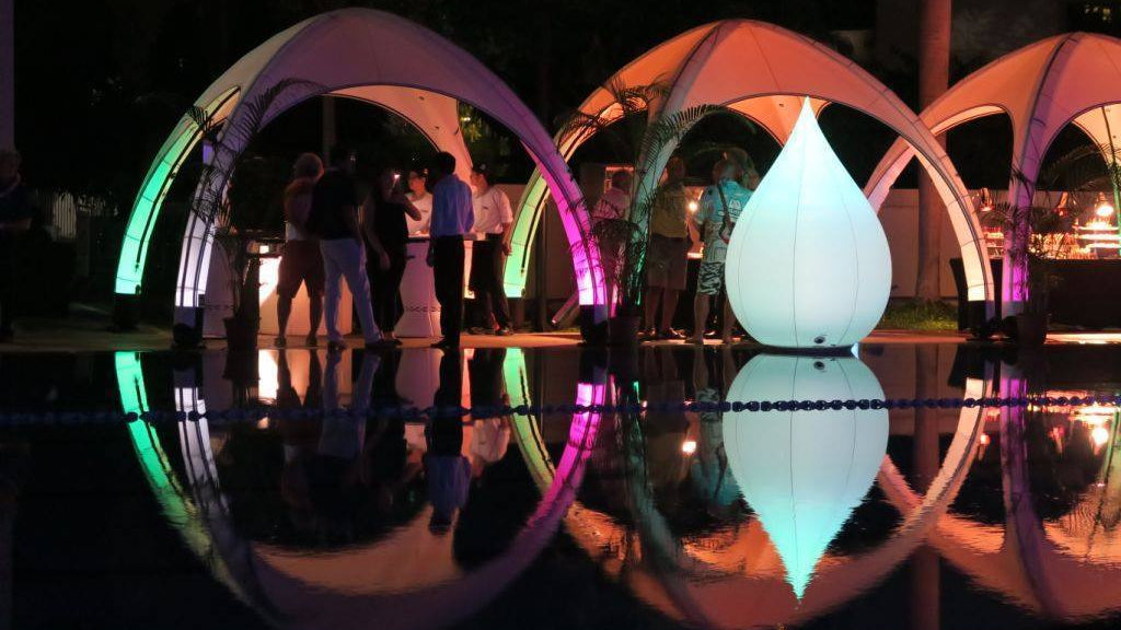 Aufblasbares Zelt GYBE EVENT TENT | Hochzeit mit SLIDE Leuchtmöbeln