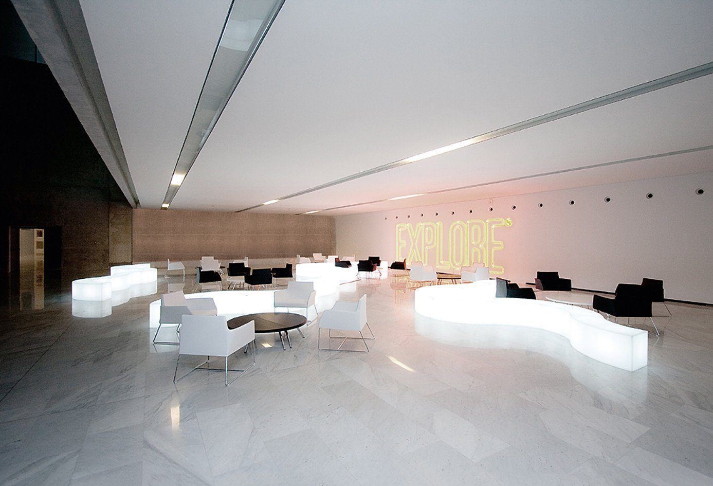 3er Set | Beleuchtbare Podeste / Sitzobjekte SNAKE von Slide Studio | Sitzmöbel | brandamba.com