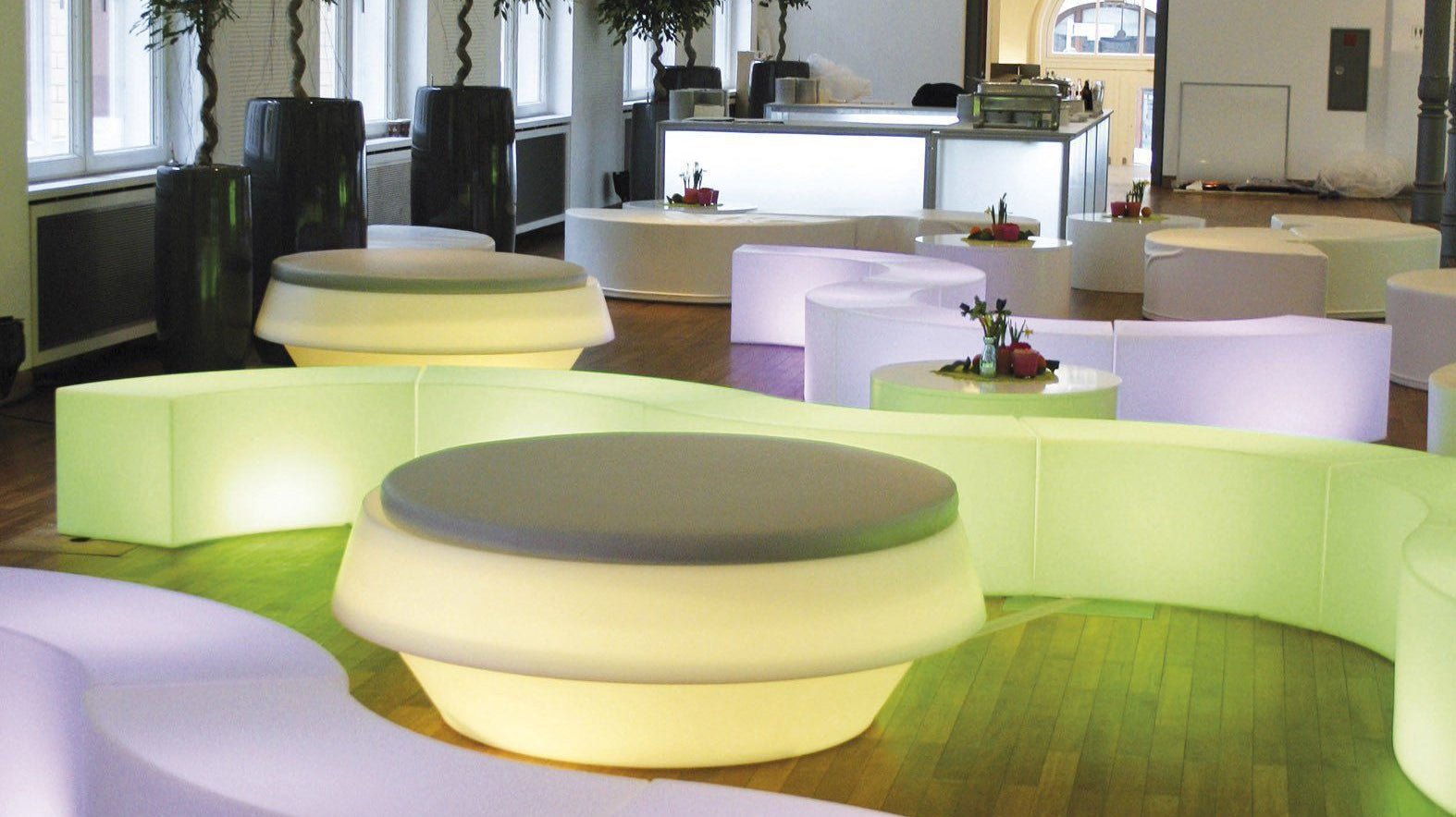 3er Set | Beleuchtbare Podeste / Sitzobjekte SNAKE von Slide Studio | Sitzmöbel | brandamba.com