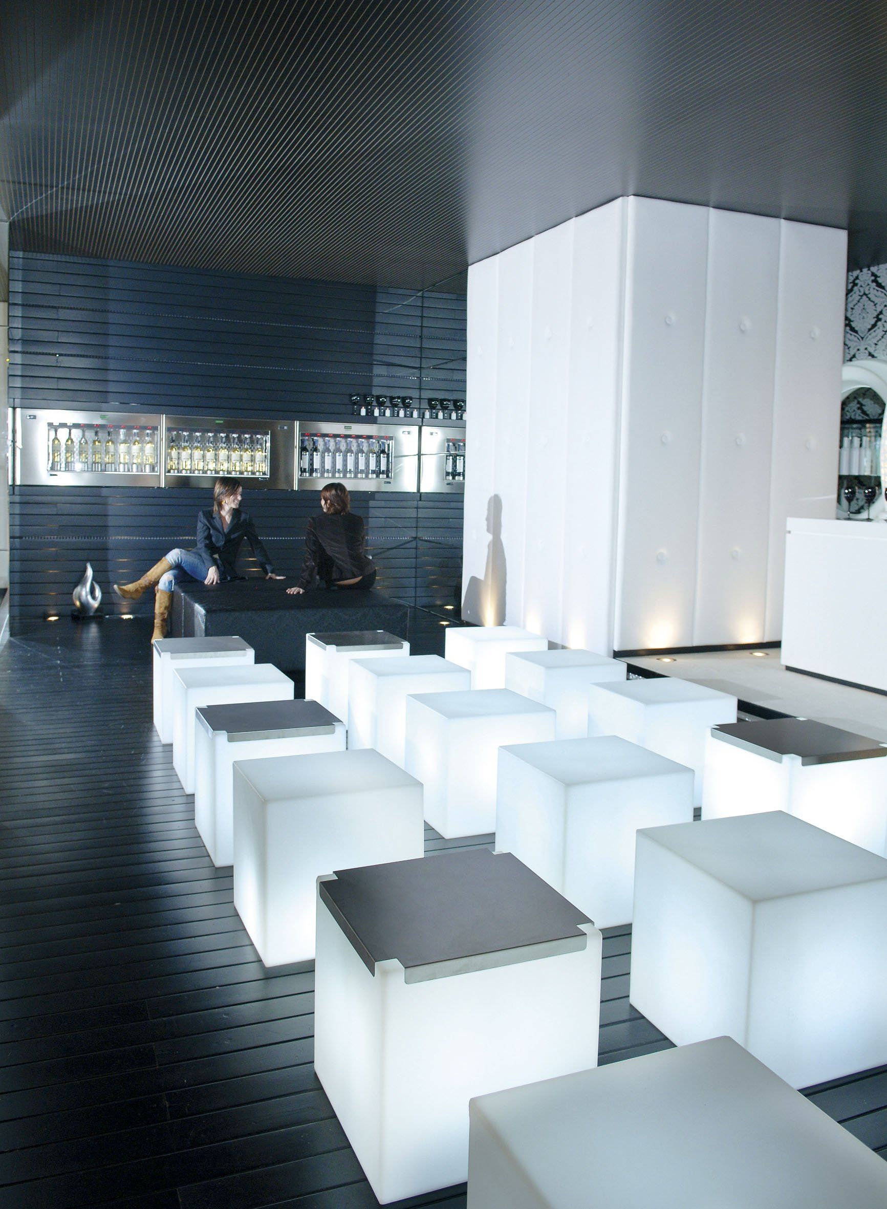 4er Set - Beleuchtbare Podeste SLIDE CUBO 40 für Indoor + Outdoor | Produktpräsentation | brandamba.com