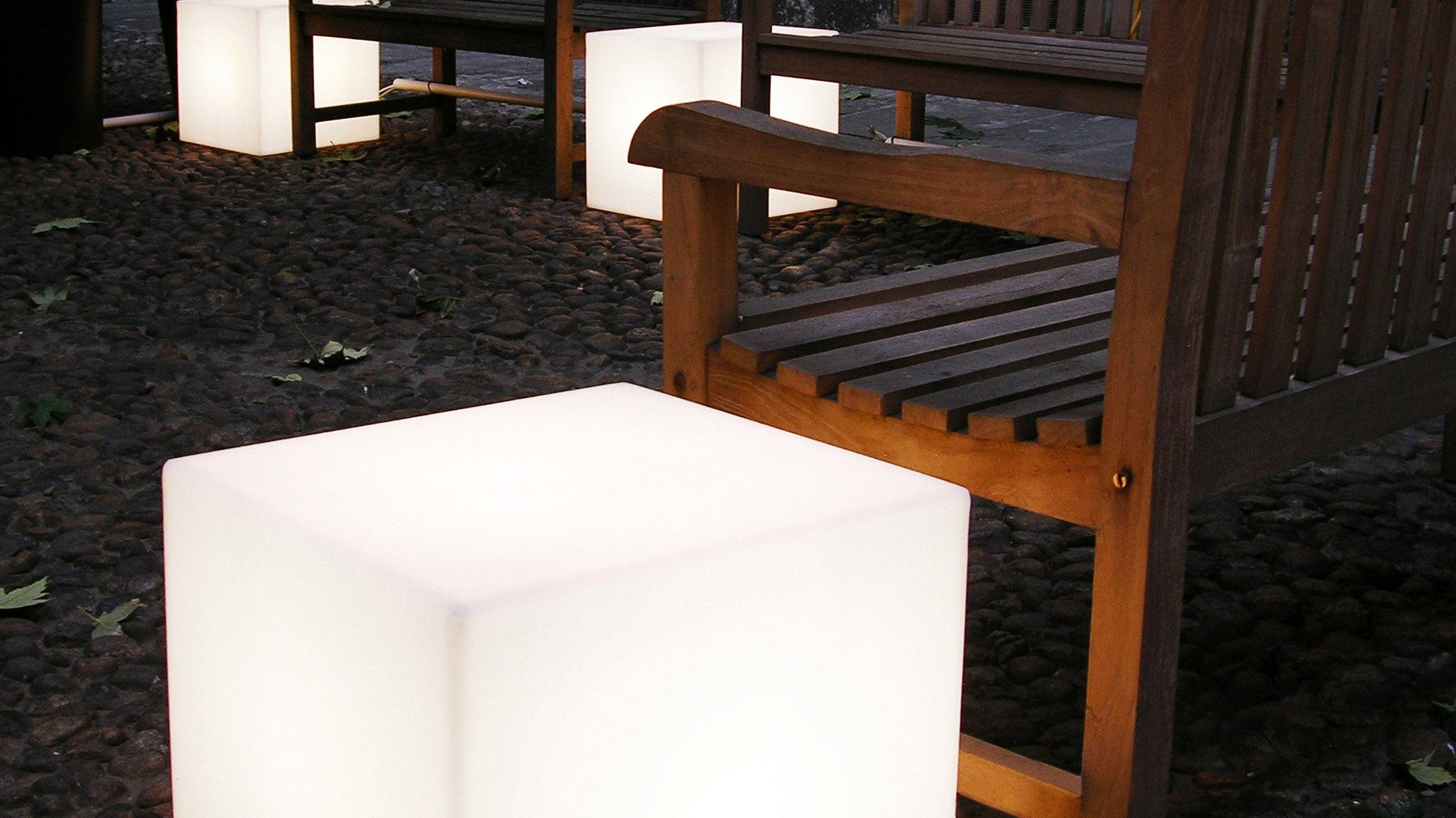 4er Set - Beleuchtbare Podeste SLIDE CUBO 40 für Indoor + Outdoor | Produktpräsentation | brandamba.com