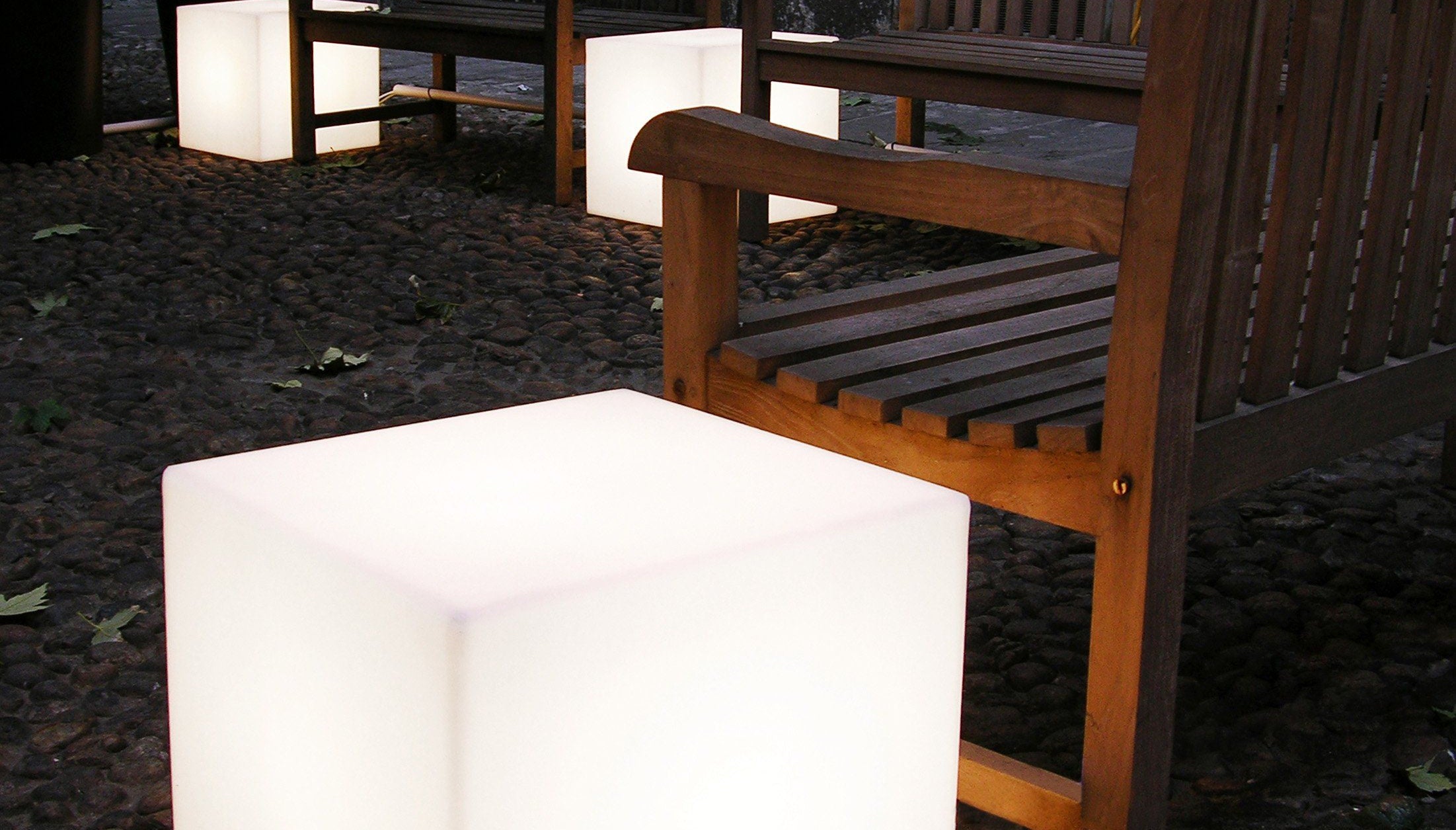 4er Set - Beleuchtbare Podeste SLIDE CUBO 40 für Indoor + Outdoor | Produktpräsentation | brandamba.com