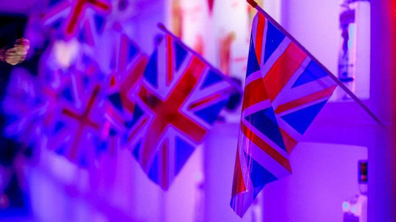 5er Set OPEN CUBE 45 Modular Display beleuchtet von Slide Studio | Produktpräsentation | brandamba.com