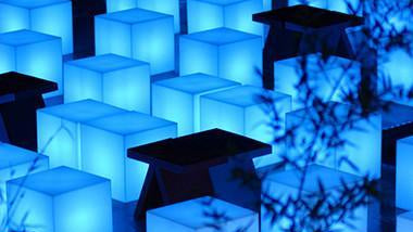 2er Set Beleuchtbare Präsentationswürfel, Tisch Silde KUBO INOX für Indoor + Outdoor | Tische | brandamba.com