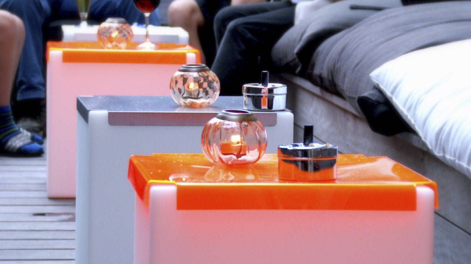 2er Set Beleuchtbare Präsentationswürfel, Tisch Silde KUBO INOX für Indoor + Outdoor | Tische | brandamba.com