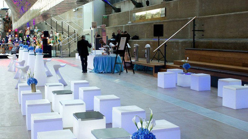 2er Set Beleuchtbare Präsentationswürfel, Tisch Silde KUBO INOX für Indoor + Outdoor | Tische | brandamba.com