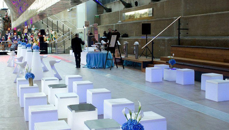 2er Set Beleuchtbare Präsentationswürfel, Tisch Silde KUBO INOX für Indoor + Outdoor | Tische | brandamba.com