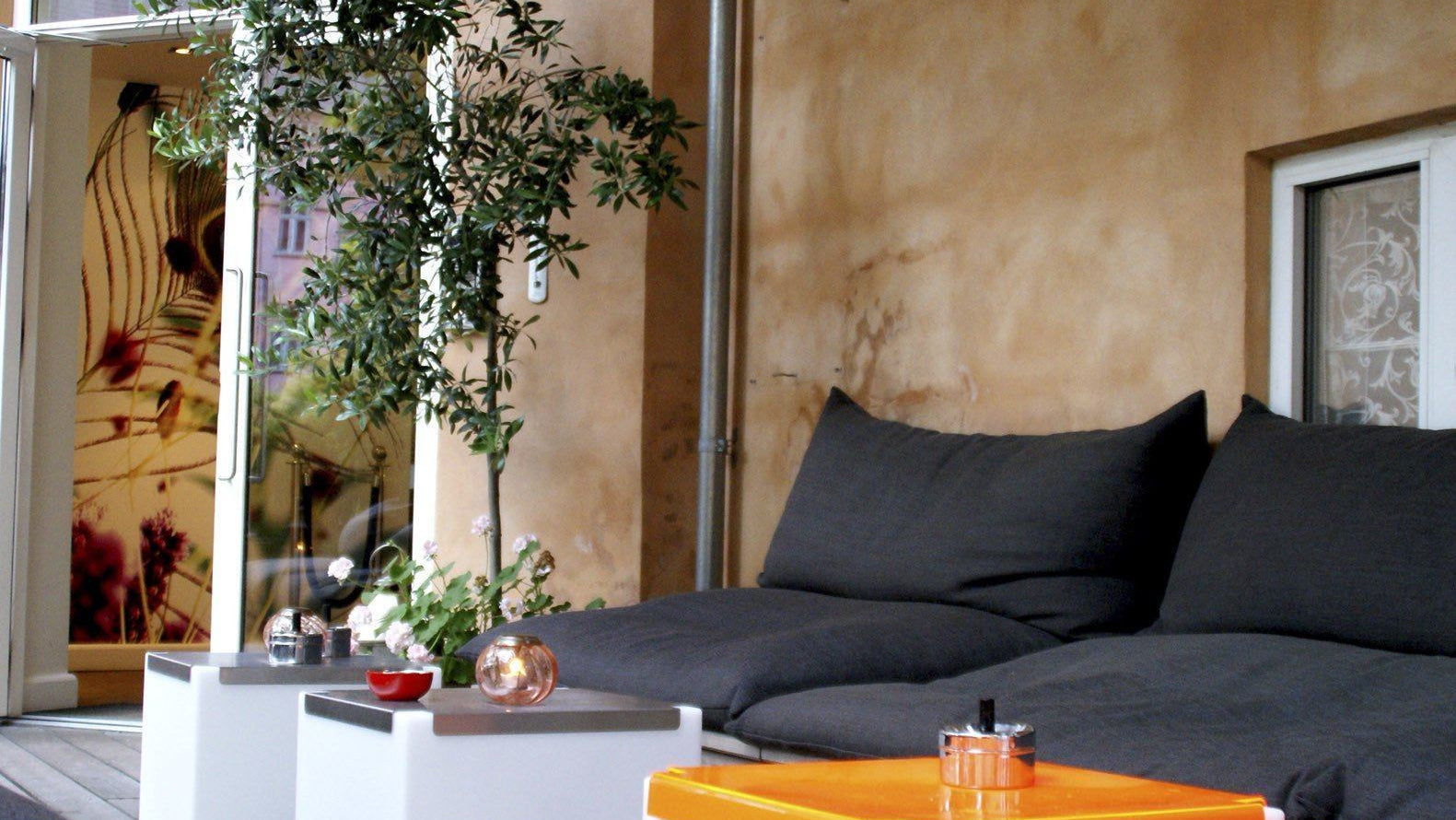 2er Set Beleuchtbare Präsentationswürfel, Tisch Silde KUBO INOX für Indoor + Outdoor | Tische | brandamba.com