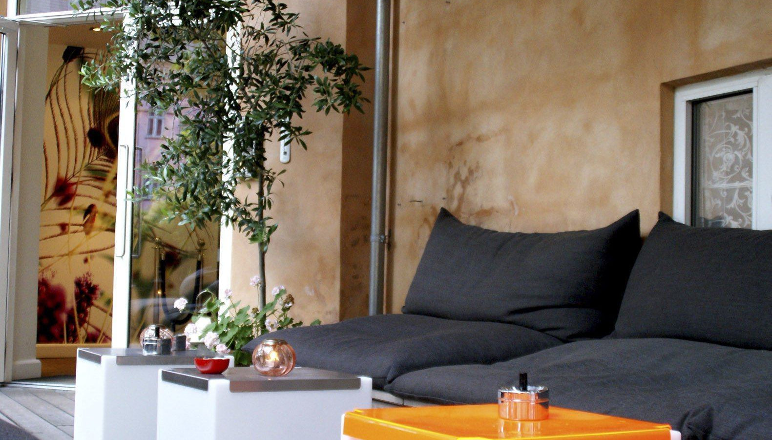 2er Set Beleuchtbare Präsentationswürfel, Tisch Silde KUBO INOX für Indoor + Outdoor | Tische | brandamba.com