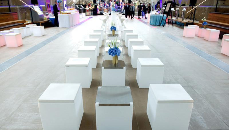 2er Set Beleuchtbare Präsentationswürfel, Tisch Silde KUBO INOX für Indoor + Outdoor | Tische | brandamba.com