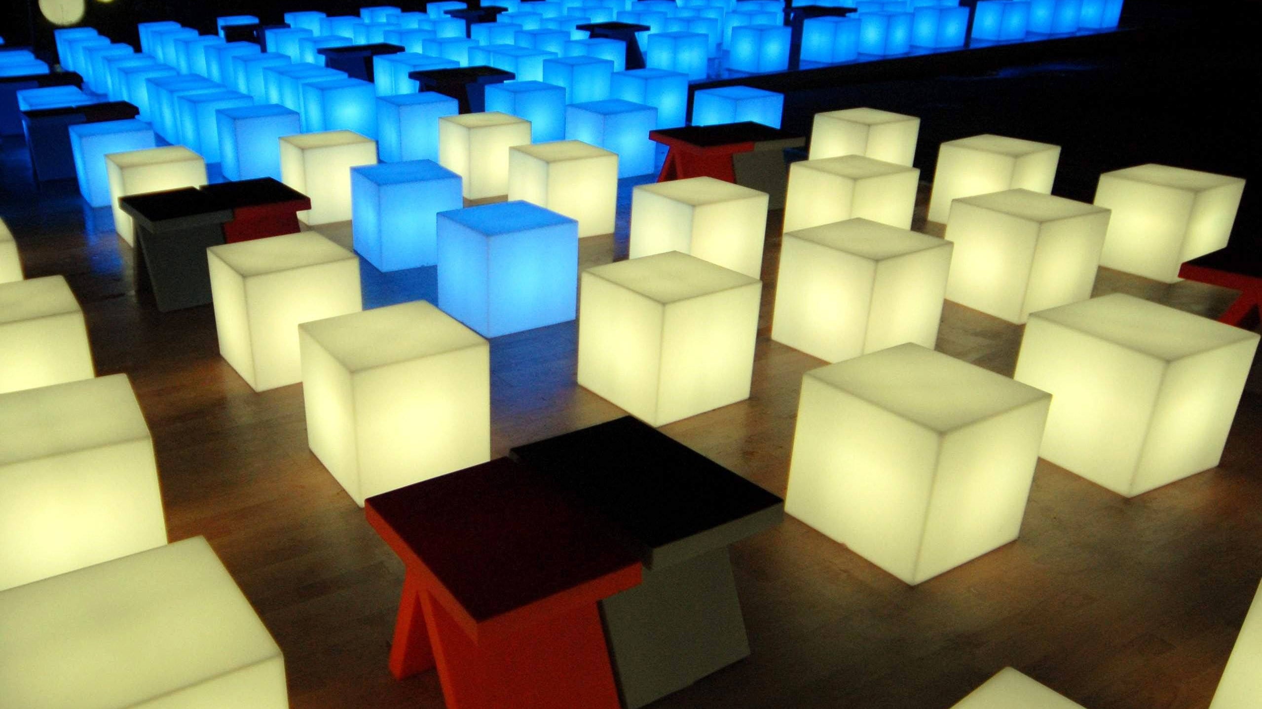 2er Set Beleuchtbare Präsentationswürfel, Tisch Silde KUBO INOX für Indoor + Outdoor | Tische | brandamba.com