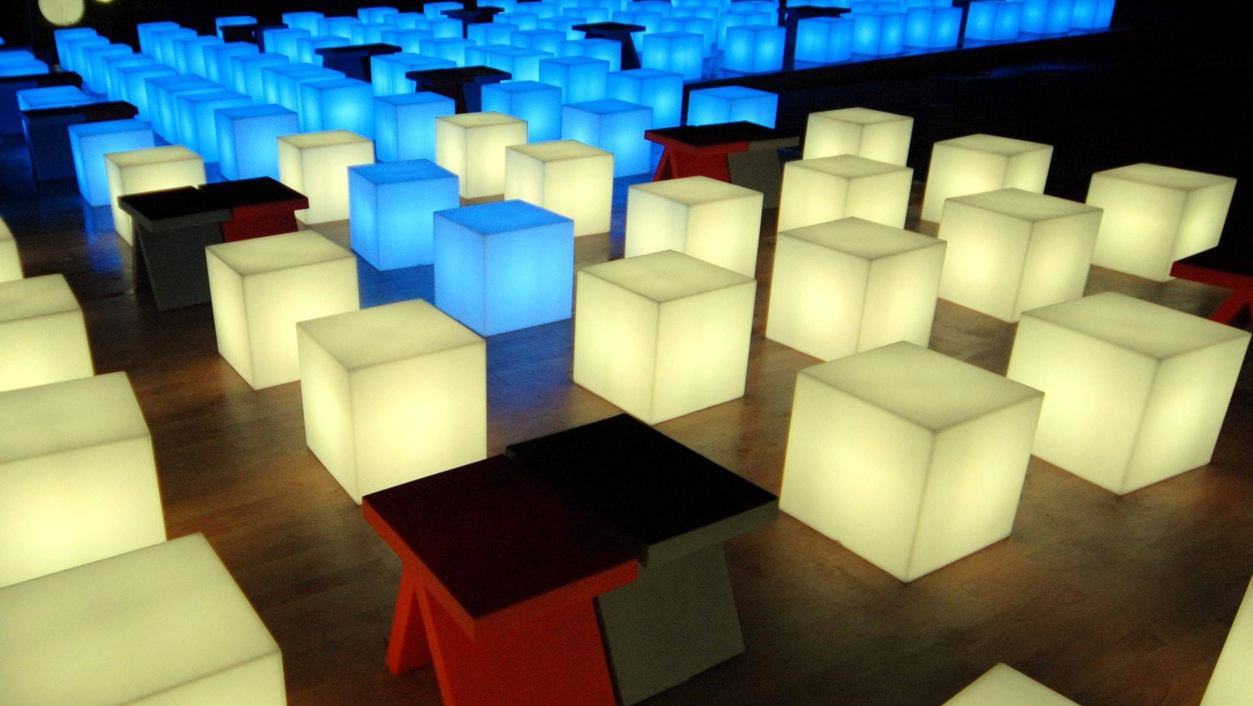 2er Set Beleuchtbare Präsentationswürfel, Tisch Silde KUBO INOX für Indoor + Outdoor | Tische | brandamba.com