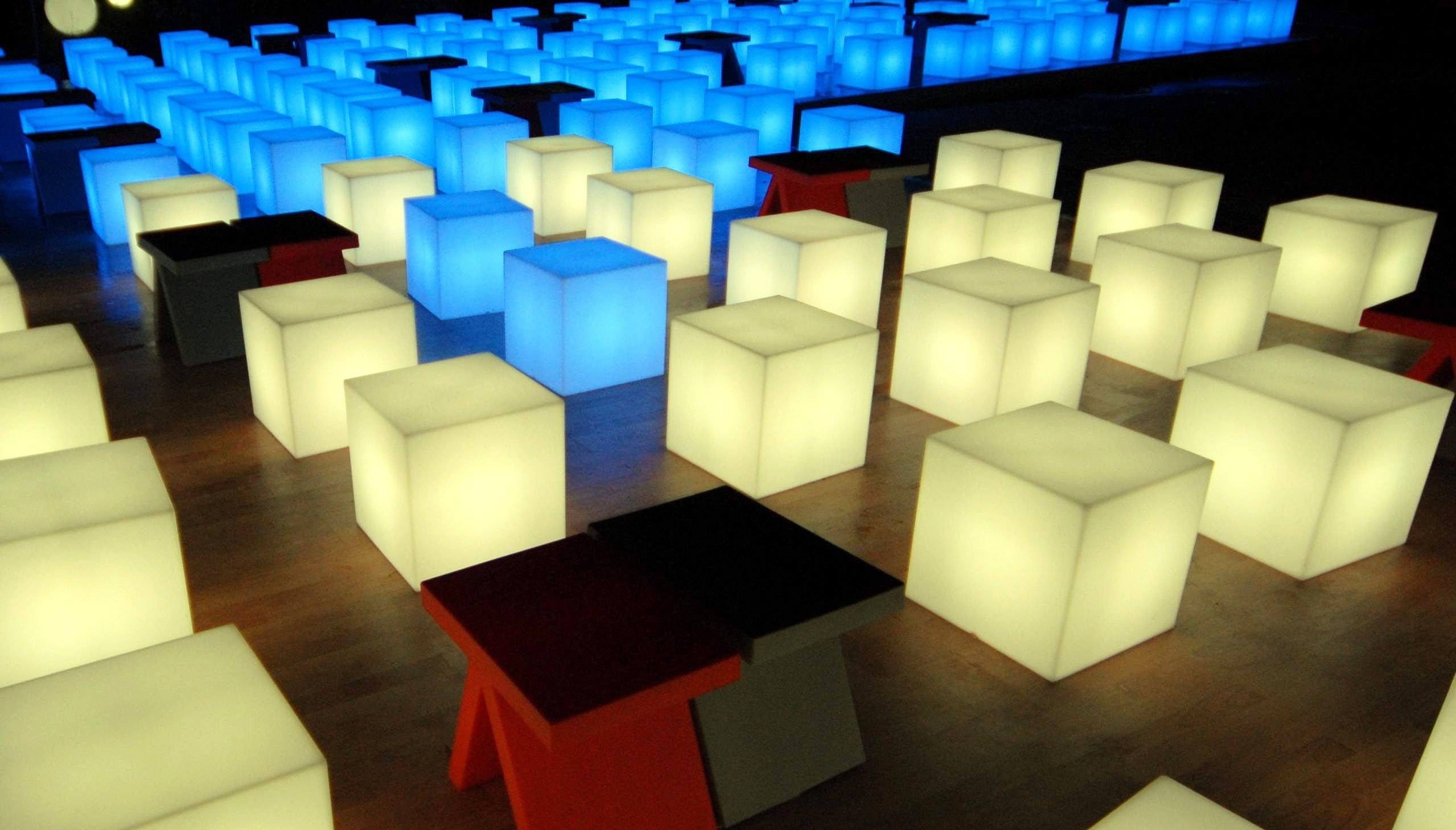 2er Set Beleuchtbare Präsentationswürfel, Tisch Silde KUBO INOX für Indoor + Outdoor | Tische | brandamba.com