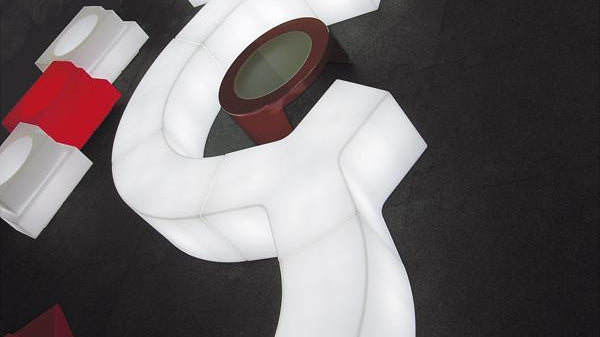 Beleuchtbares Podest YPSILON von Slide Studio | Produktpräsentation | brandamba.com