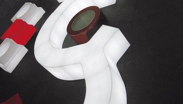 Beleuchtbares Podest YPSILON von Slide Studio | Produktpräsentation | brandamba.com