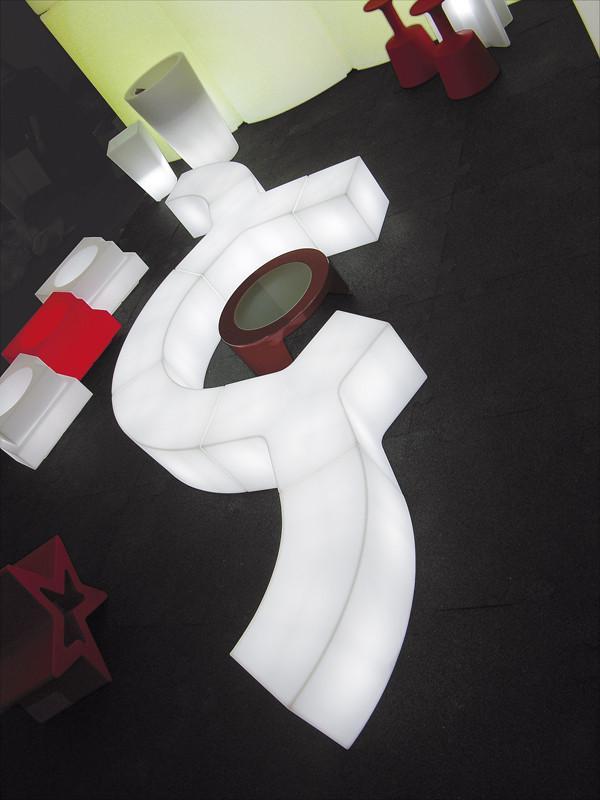 Beleuchtbares Podest YPSILON von Slide Studio | Produktpräsentation | brandamba.com