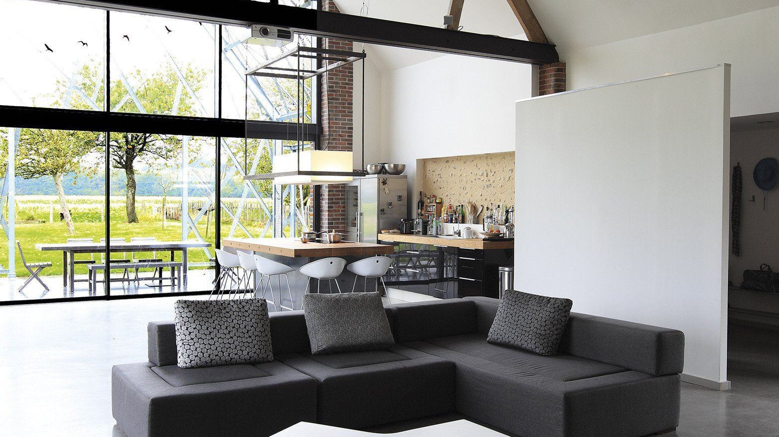 Beleuchtbares Podest YPSILON von Slide Studio | Produktpräsentation | brandamba.com