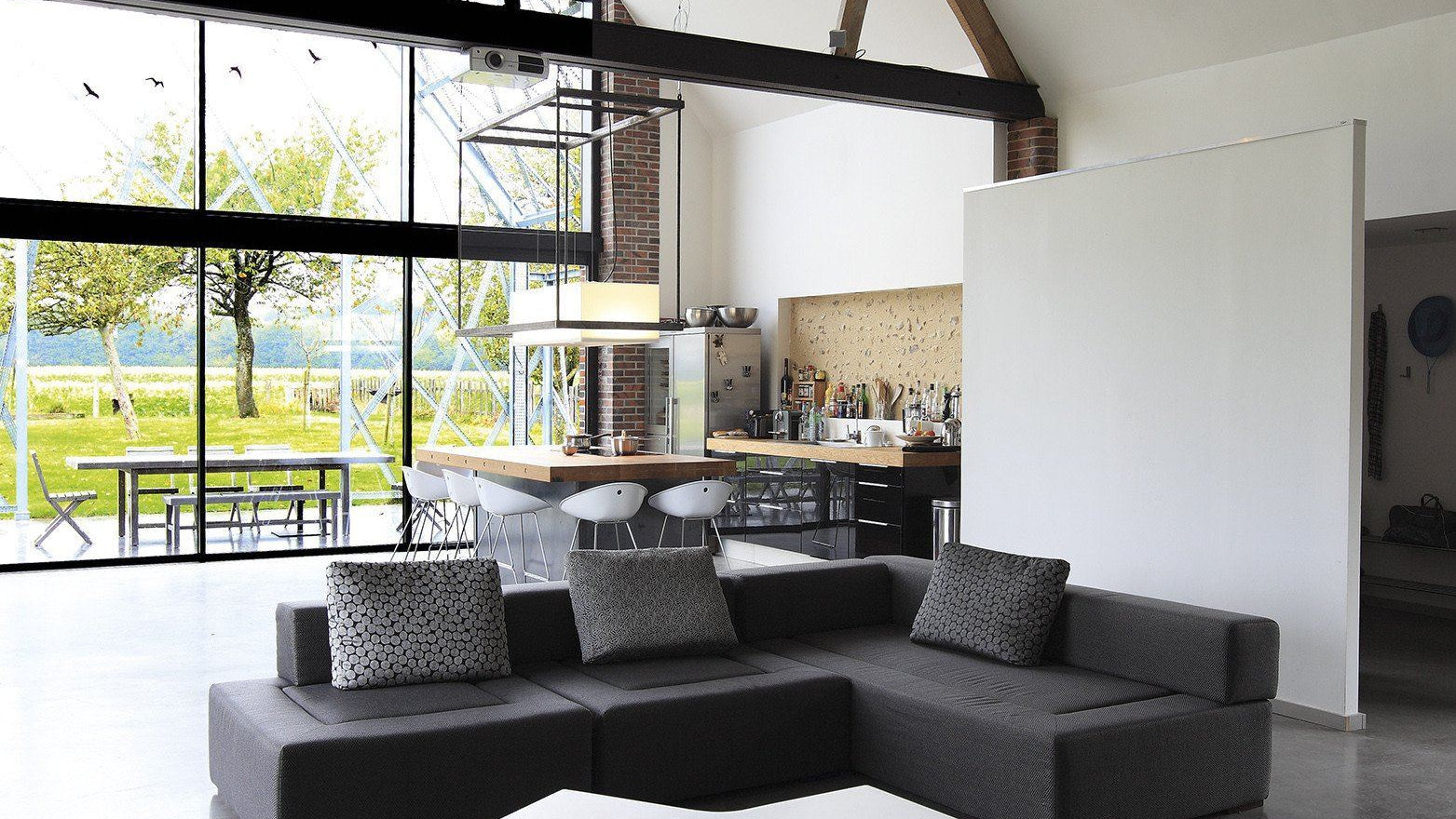 Beleuchtbares Podest YPSILON von Slide Studio | Produktpräsentation | brandamba.com