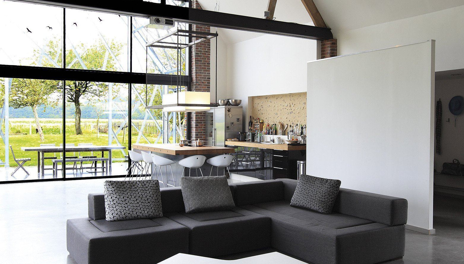 Beleuchtbares Podest YPSILON von Slide Studio | Produktpräsentation | brandamba.com