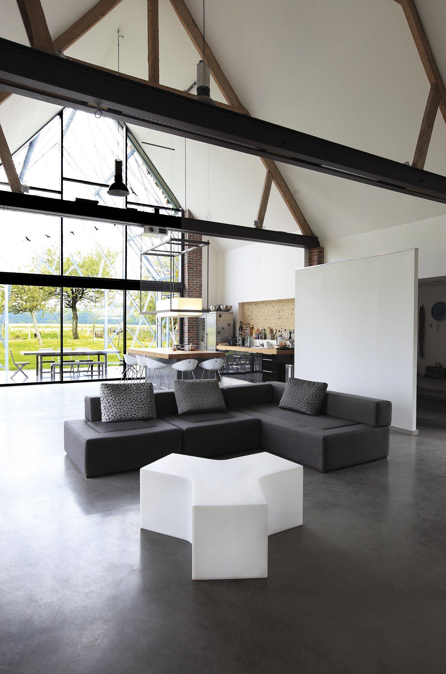 Beleuchtbares Podest YPSILON von Slide Studio | Produktpräsentation | brandamba.com