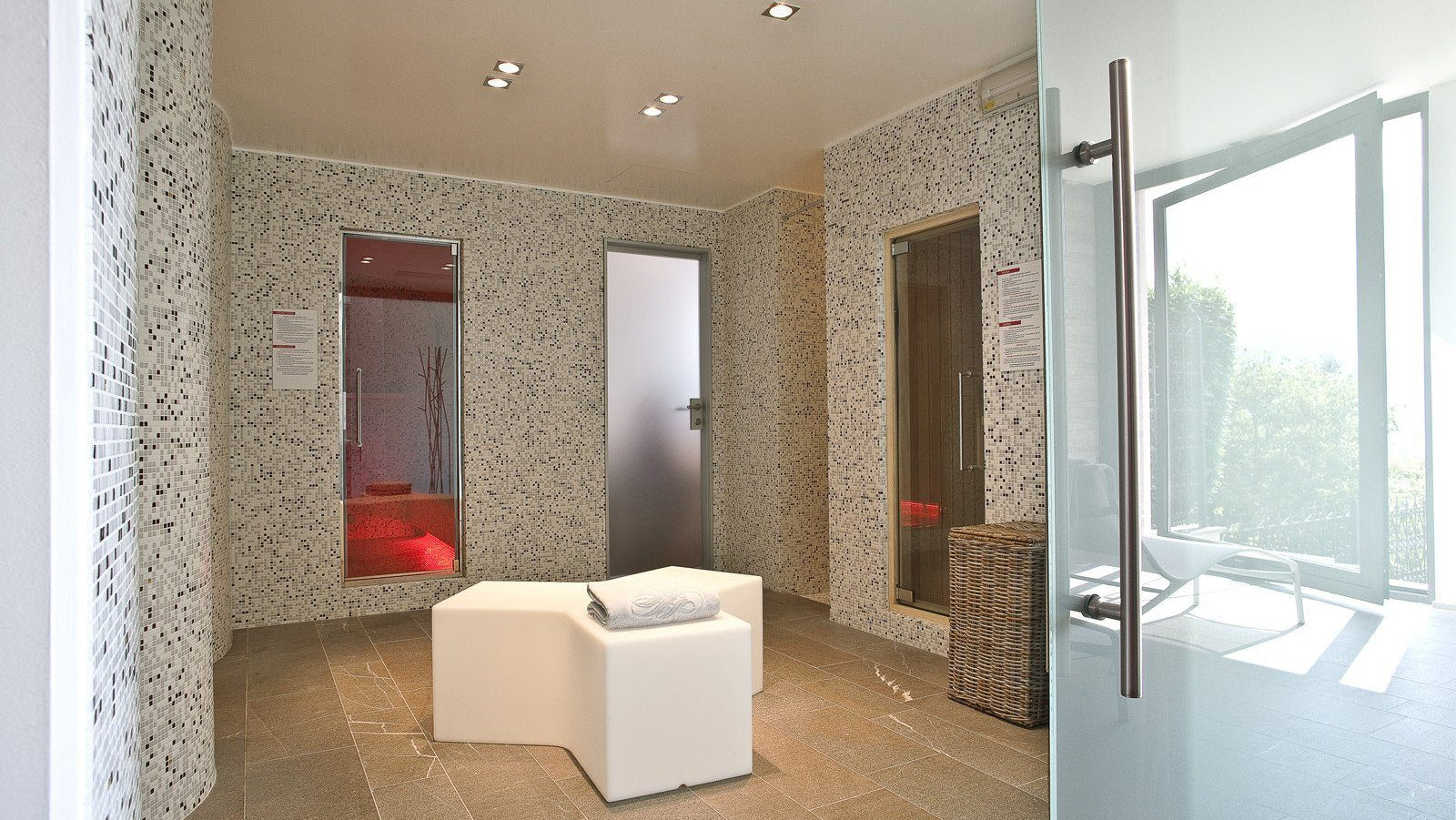 Beleuchtbares Podest YPSILON von Slide Studio | Produktpräsentation | brandamba.com