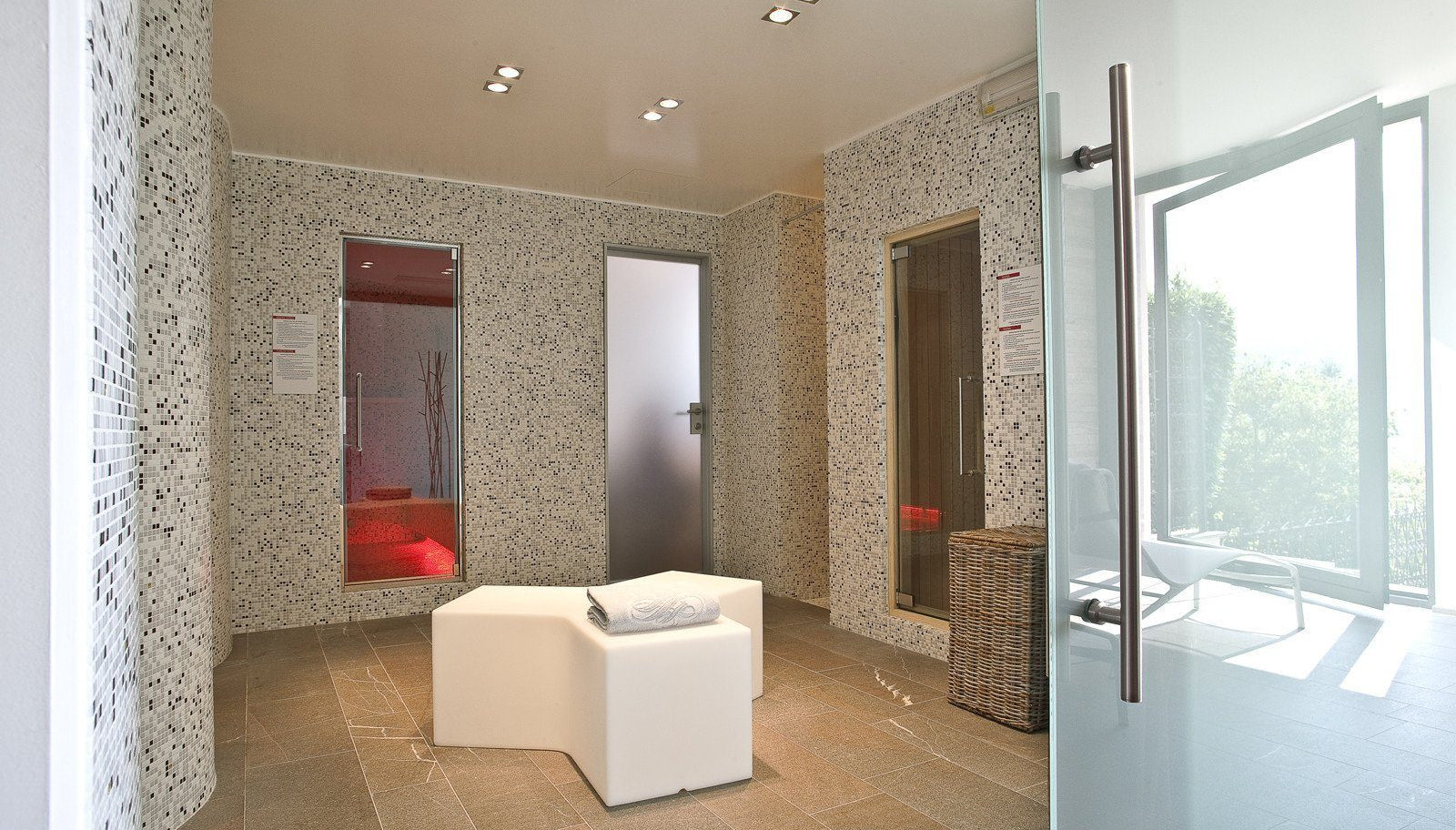 Beleuchtbares Podest YPSILON von Slide Studio | Produktpräsentation | brandamba.com