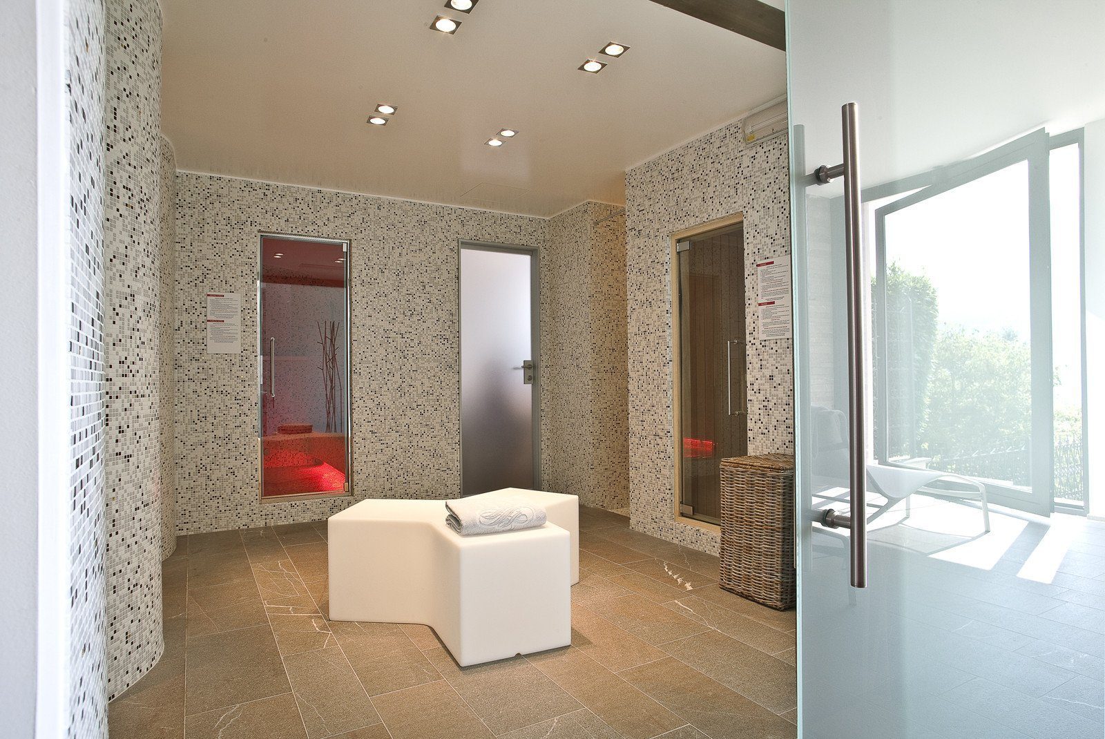 Beleuchtbares Podest YPSILON von Slide Studio | Produktpräsentation | brandamba.com