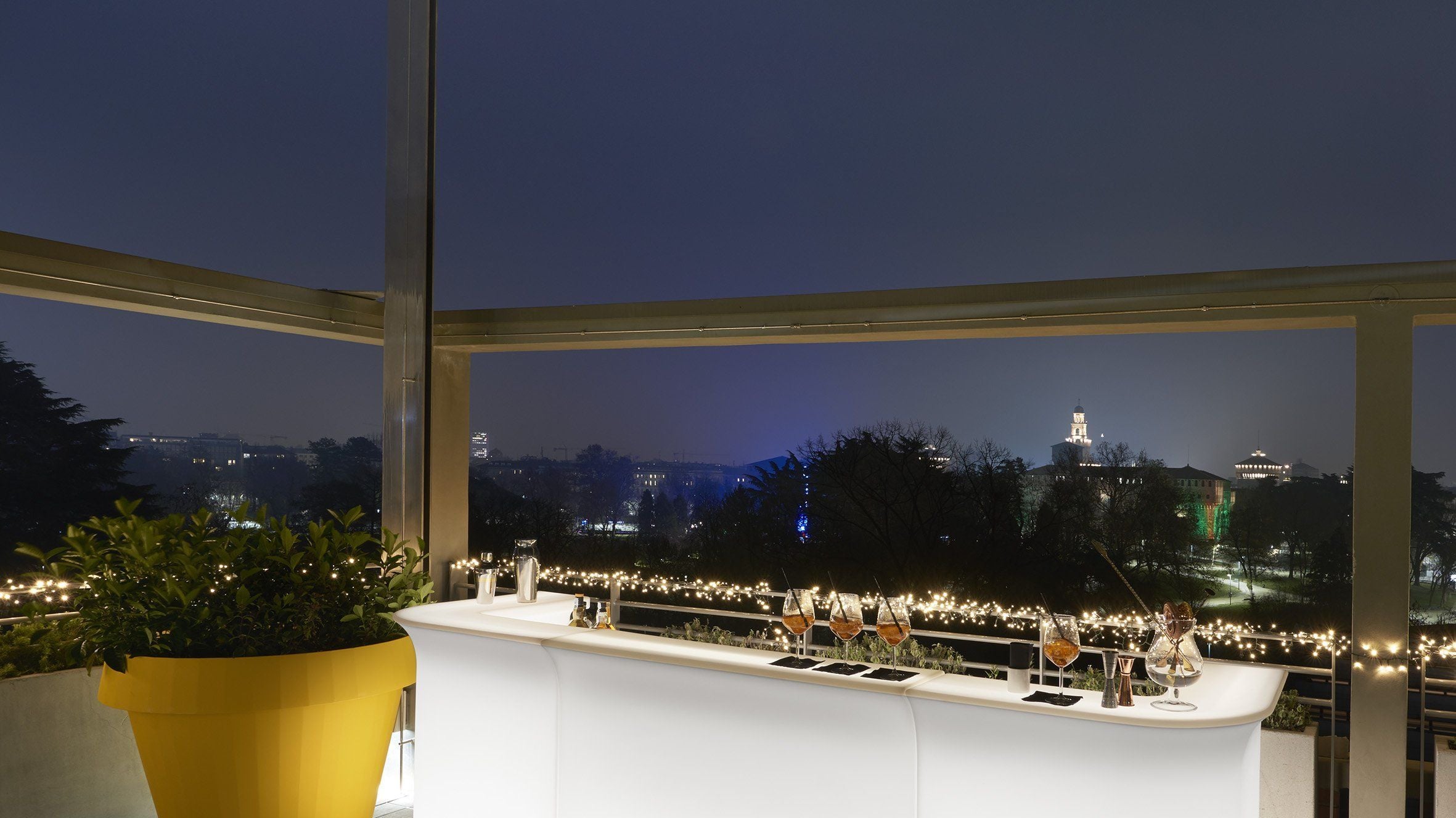 Leuchttheke BREAK CORNER, Eckelement | LED Theke | brandamba.com