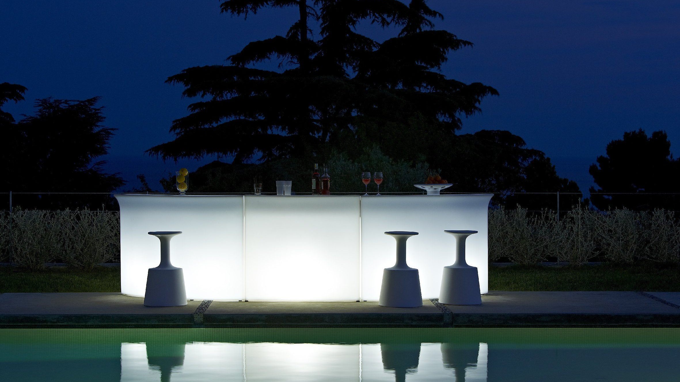 SLIDE BREAK LINE - beleuchtbare Indoor und Outdoor Theke | LED Theke | brandamba.com