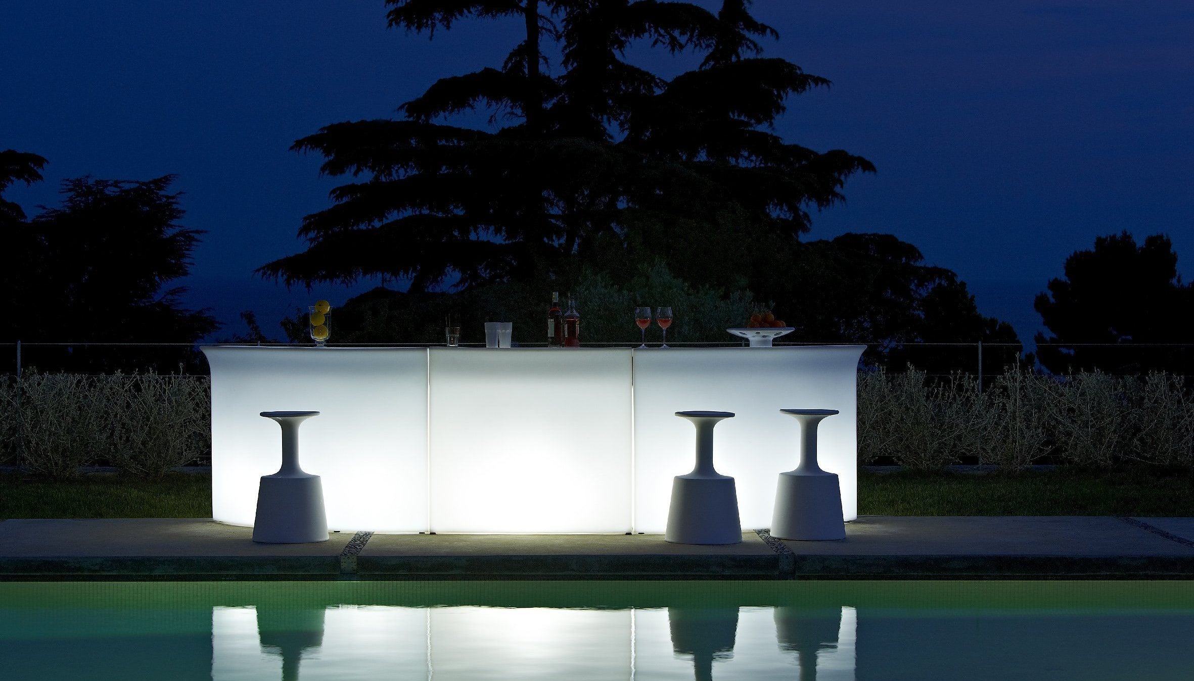 SLIDE BREAK LINE - beleuchtbare Indoor und Outdoor Theke | LED Theke | brandamba.com