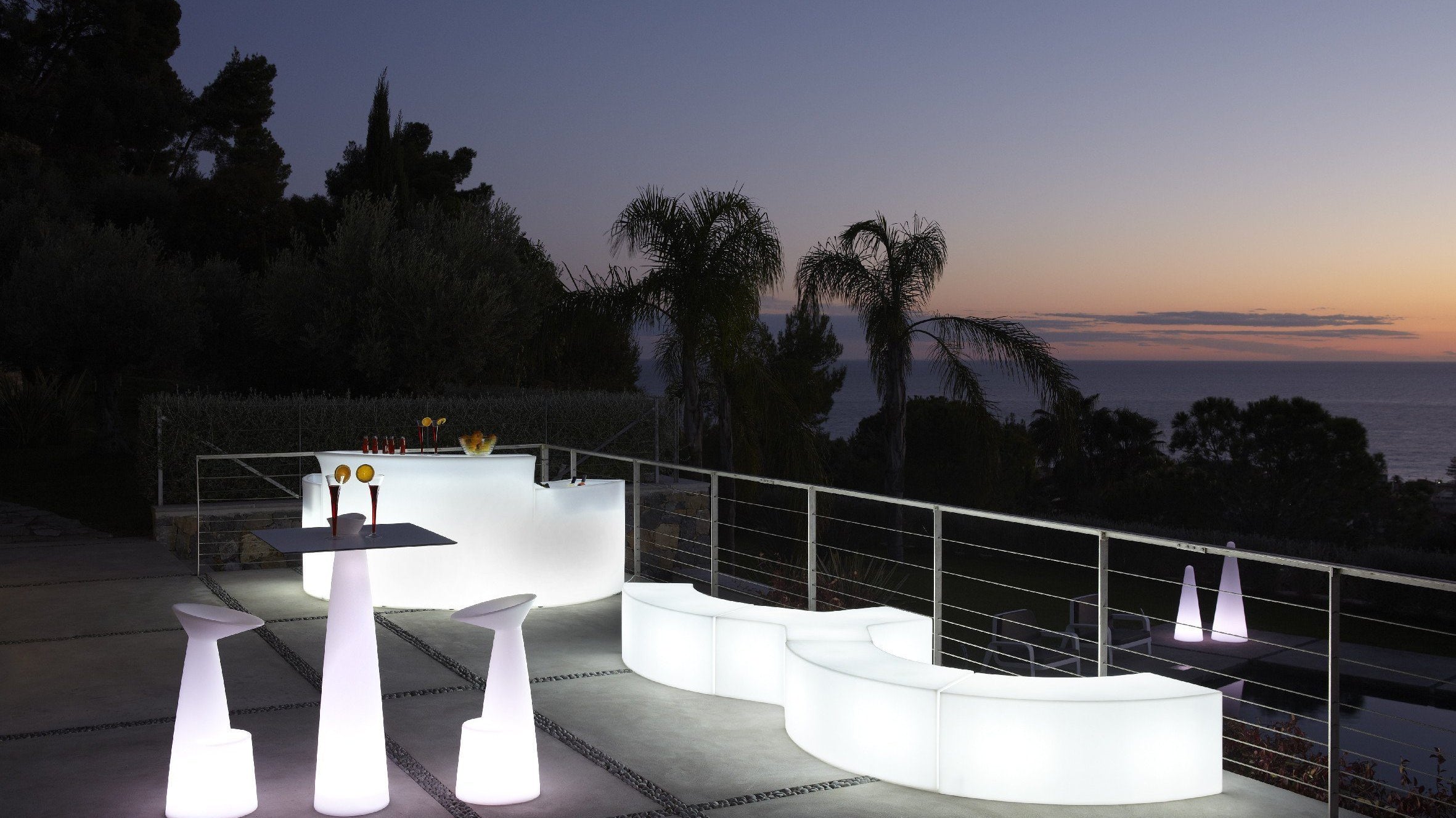 SLIDE BREAK LINE - beleuchtbare Indoor und Outdoor Theke | LED Theke | brandamba.com