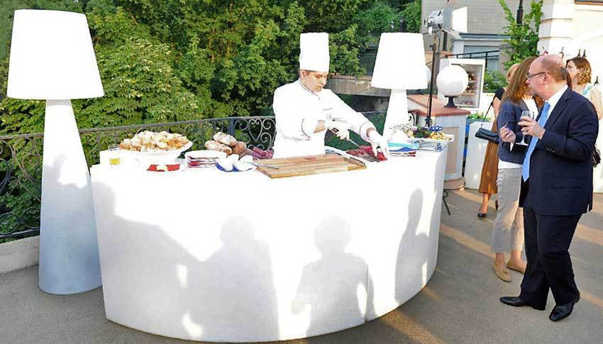 SLIDE BREAK LINE - beleuchtbare Indoor und Outdoor Theke | LED Theke | brandamba.com