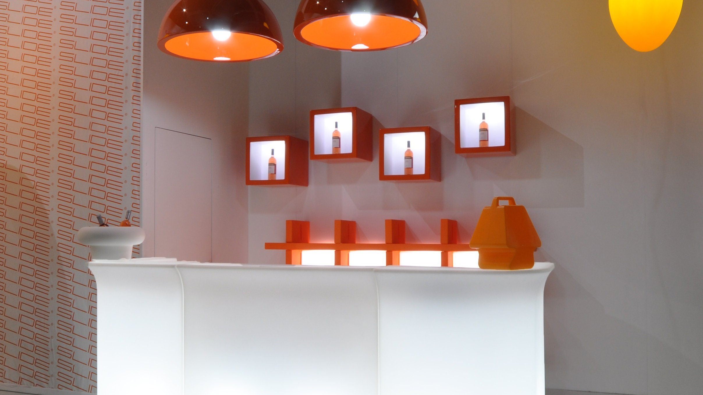 SLIDE BREAK LINE - beleuchtbare Indoor und Outdoor Theke | LED Theke | brandamba.com