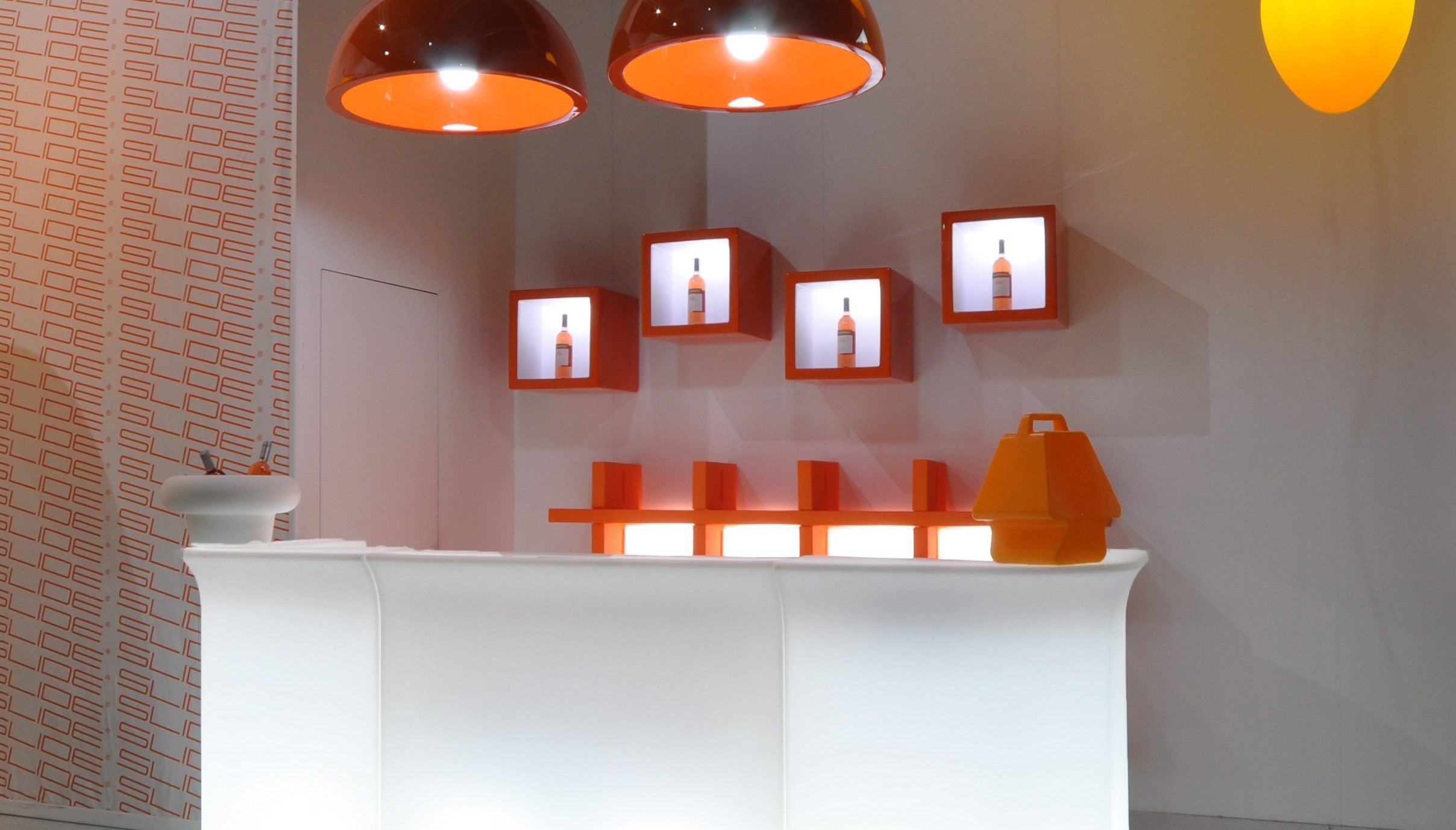 SLIDE BREAK LINE - beleuchtbare Indoor und Outdoor Theke | LED Theke | brandamba.com