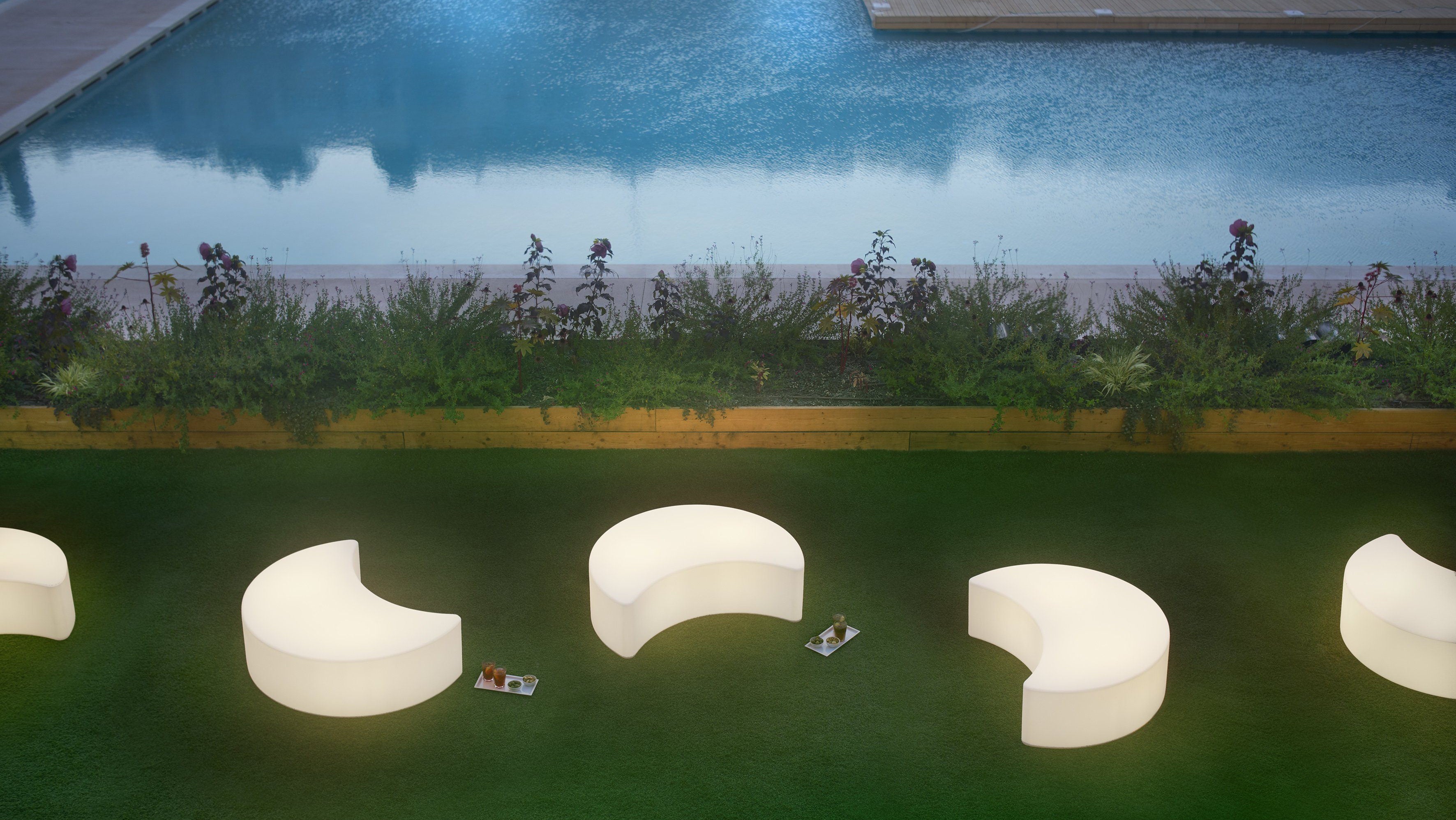 Leuchtpodest Sitzbank SLIDE MOON für Indoor + Outdoor | Produktpräsentation | brandamba.com