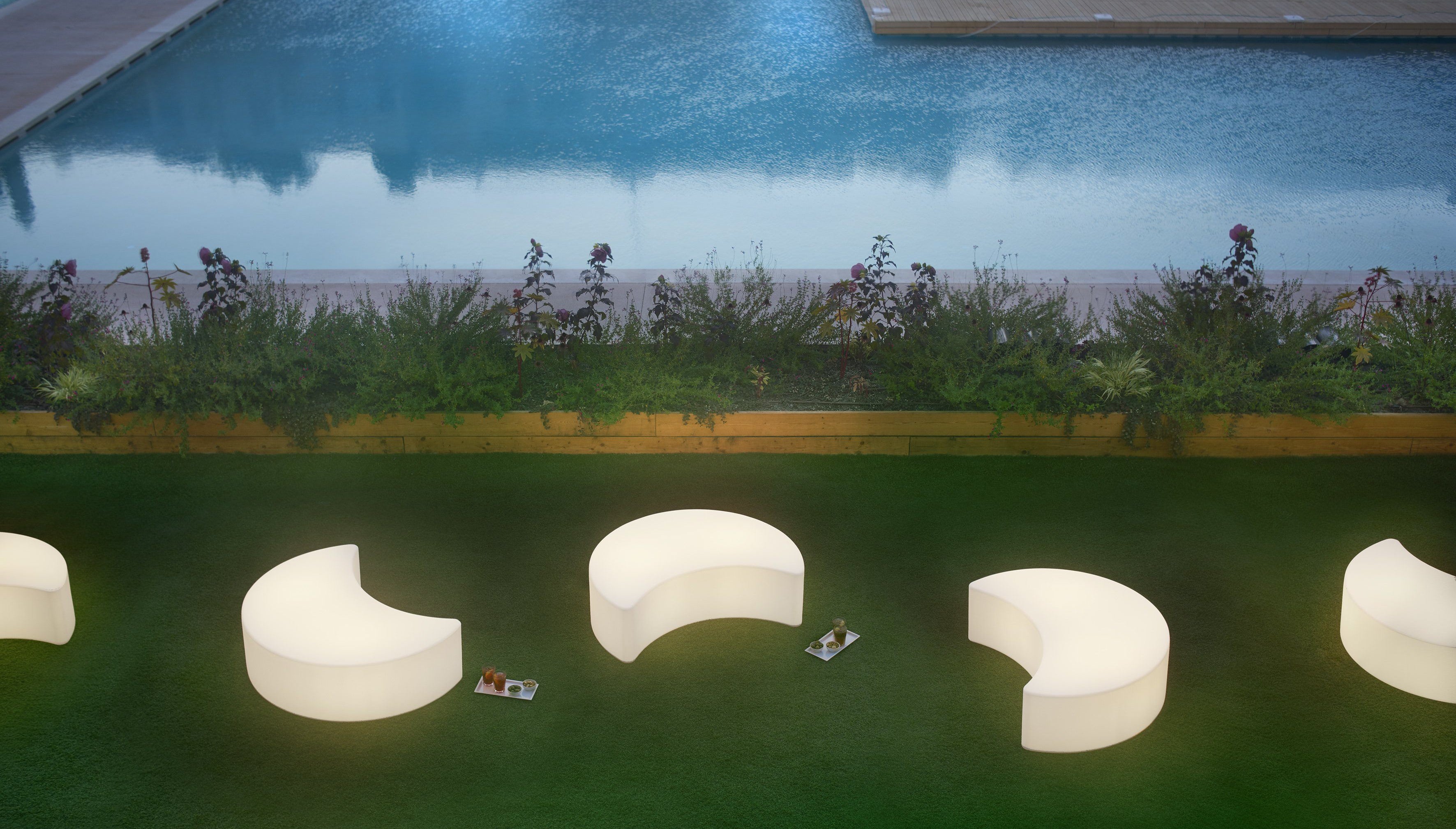 Leuchtpodest Sitzbank SLIDE MOON für Indoor + Outdoor | Produktpräsentation | brandamba.com