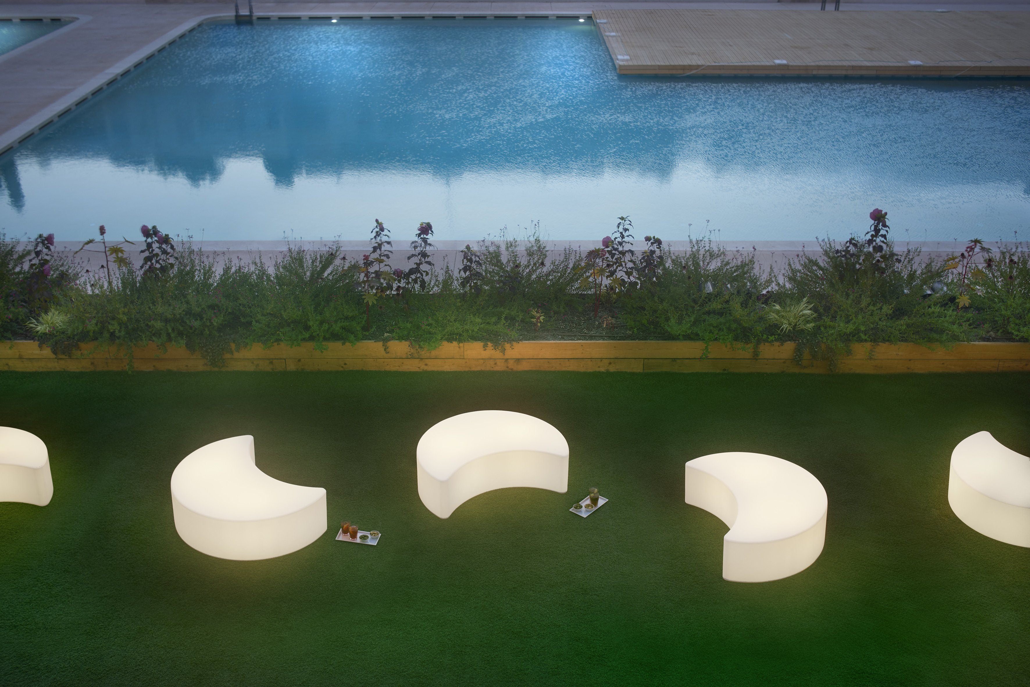 Leuchtpodest Sitzbank SLIDE MOON für Indoor + Outdoor | Produktpräsentation | brandamba.com