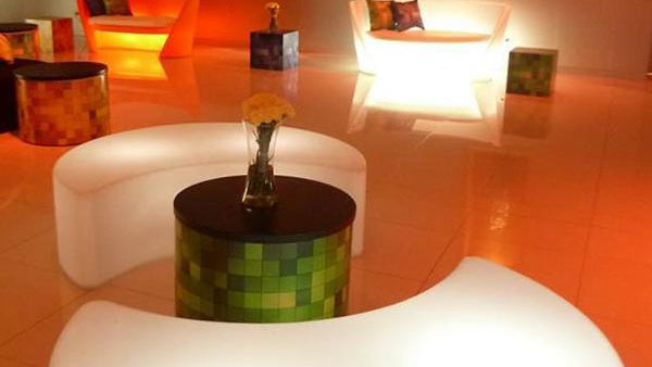 Leuchtpodest Sitzbank SLIDE MOON für Indoor + Outdoor | Produktpräsentation | brandamba.com