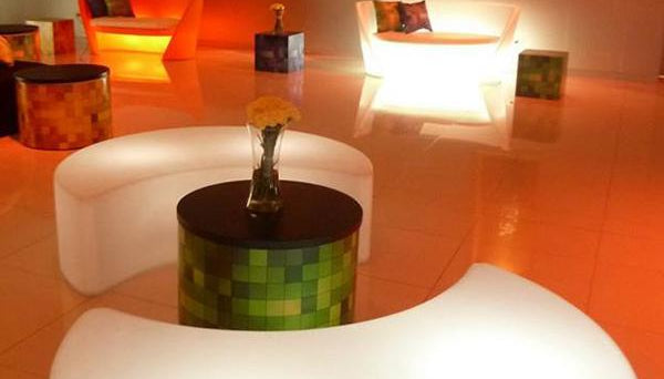 Leuchtpodest Sitzbank SLIDE MOON für Indoor + Outdoor | Produktpräsentation | brandamba.com