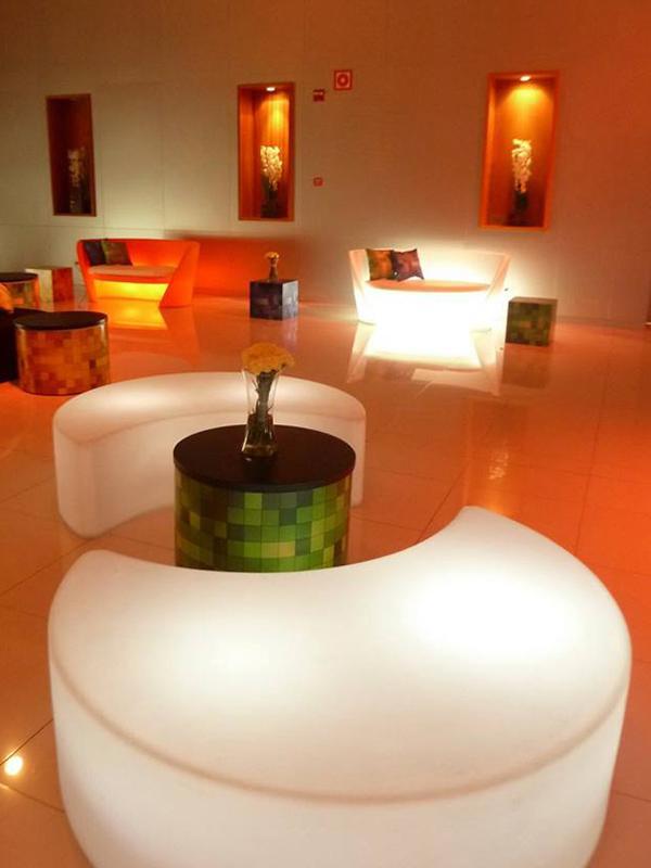 Leuchtpodest Sitzbank SLIDE MOON für Indoor + Outdoor | Produktpräsentation | brandamba.com