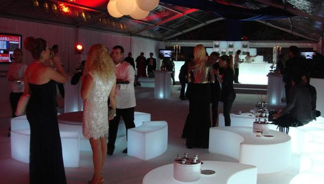 Leuchtpodest Sitzbank SLIDE MOON für Indoor + Outdoor | Produktpräsentation | brandamba.com