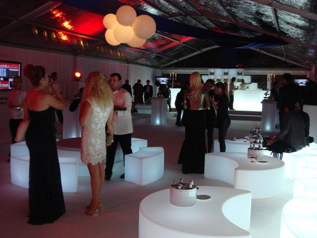 Leuchtpodest Sitzbank SLIDE MOON für Indoor + Outdoor | Produktpräsentation | brandamba.com