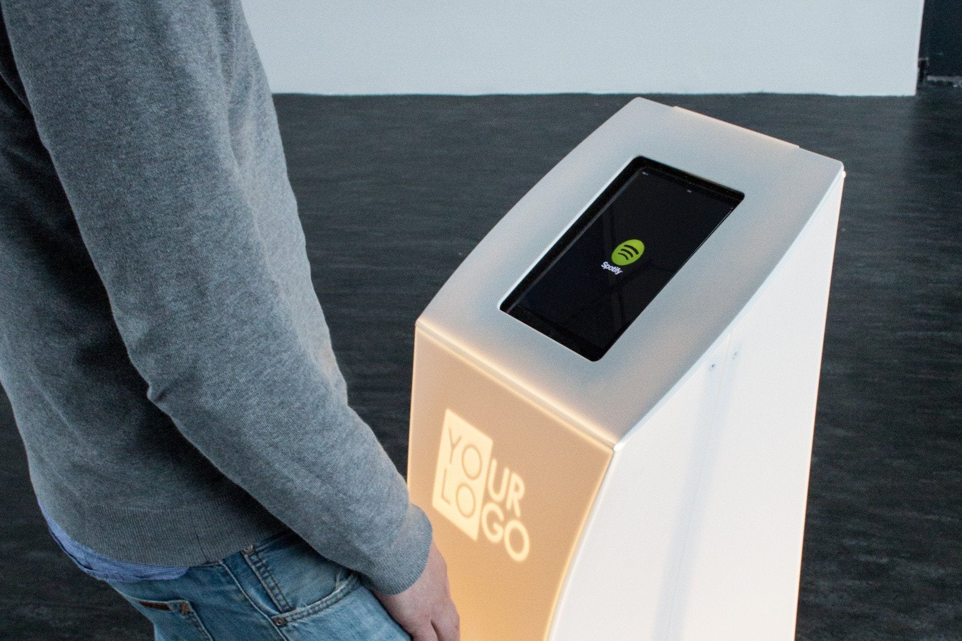 Media Pult Stehtisch TABLET TOWER CUSTOM von flux | Faltmöbel | brandamba.com