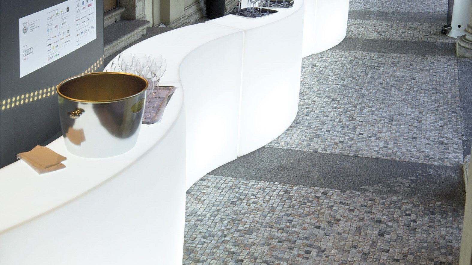 Präsentationspodest, Theke SNACK BAR von Giò Colonna Romano | Theken | brandamba.com