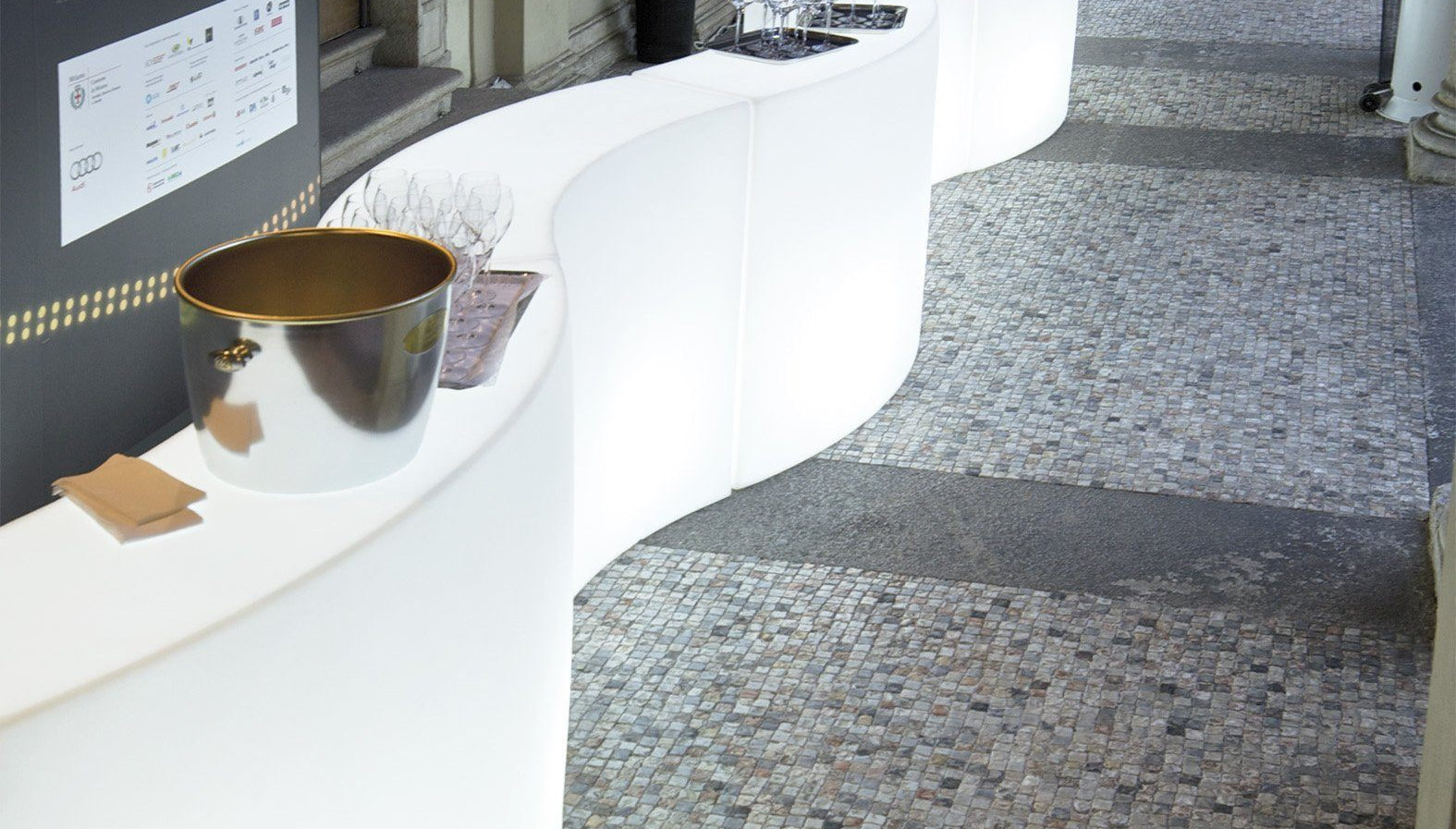 Präsentationspodest, Theke SNACK BAR von Giò Colonna Romano | Theken | brandamba.com