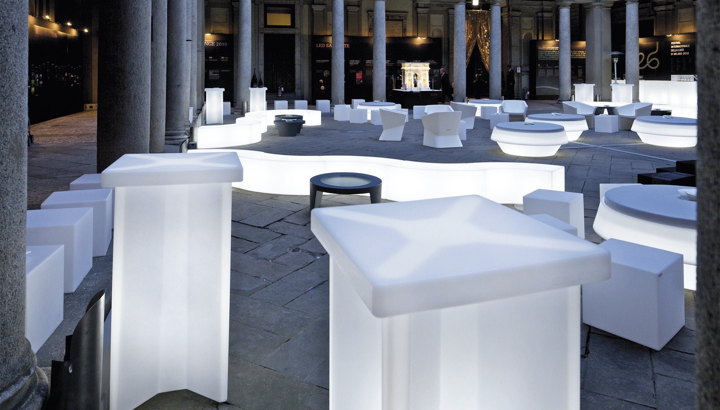 Slide Leucht-Stehtisch X2 für Indoor + Outdoor | Tische | brandamba.com