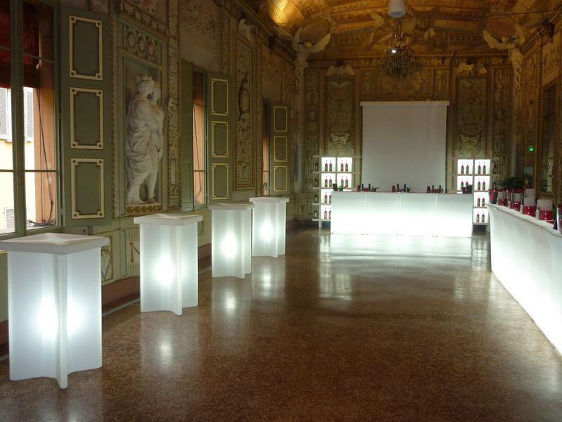 Slide Leucht-Stehtisch X2 für Indoor + Outdoor | Tische | brandamba.com