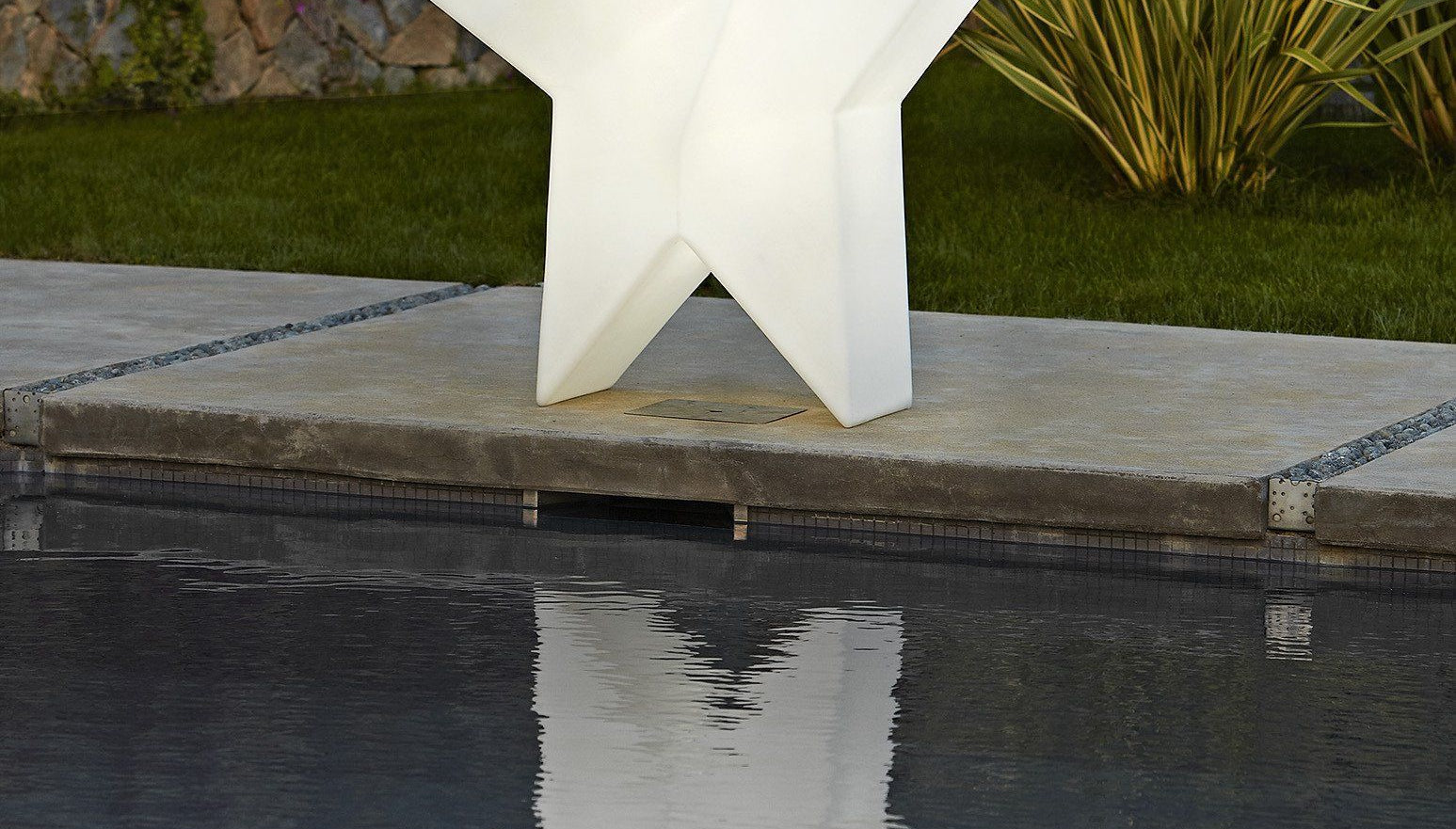 beleuchtbare Sitzbank Hocker SLIDE GLACÉ für Indoor + Outdoor | Sitzmöbel | brandamba.com