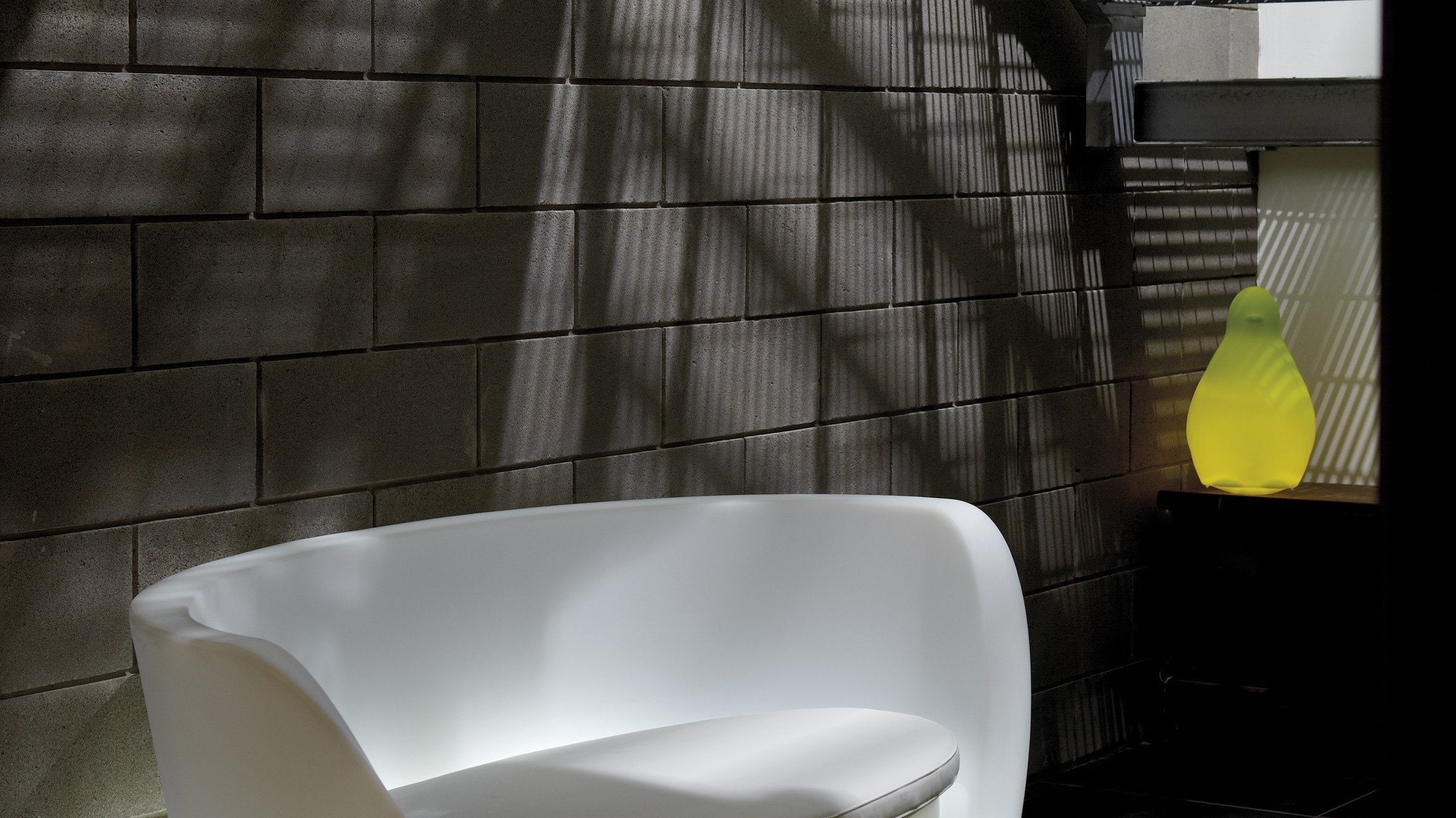 Slide Leuchtsofa RAP von Karim Rashid | Sitzmöbel | brandamba.com