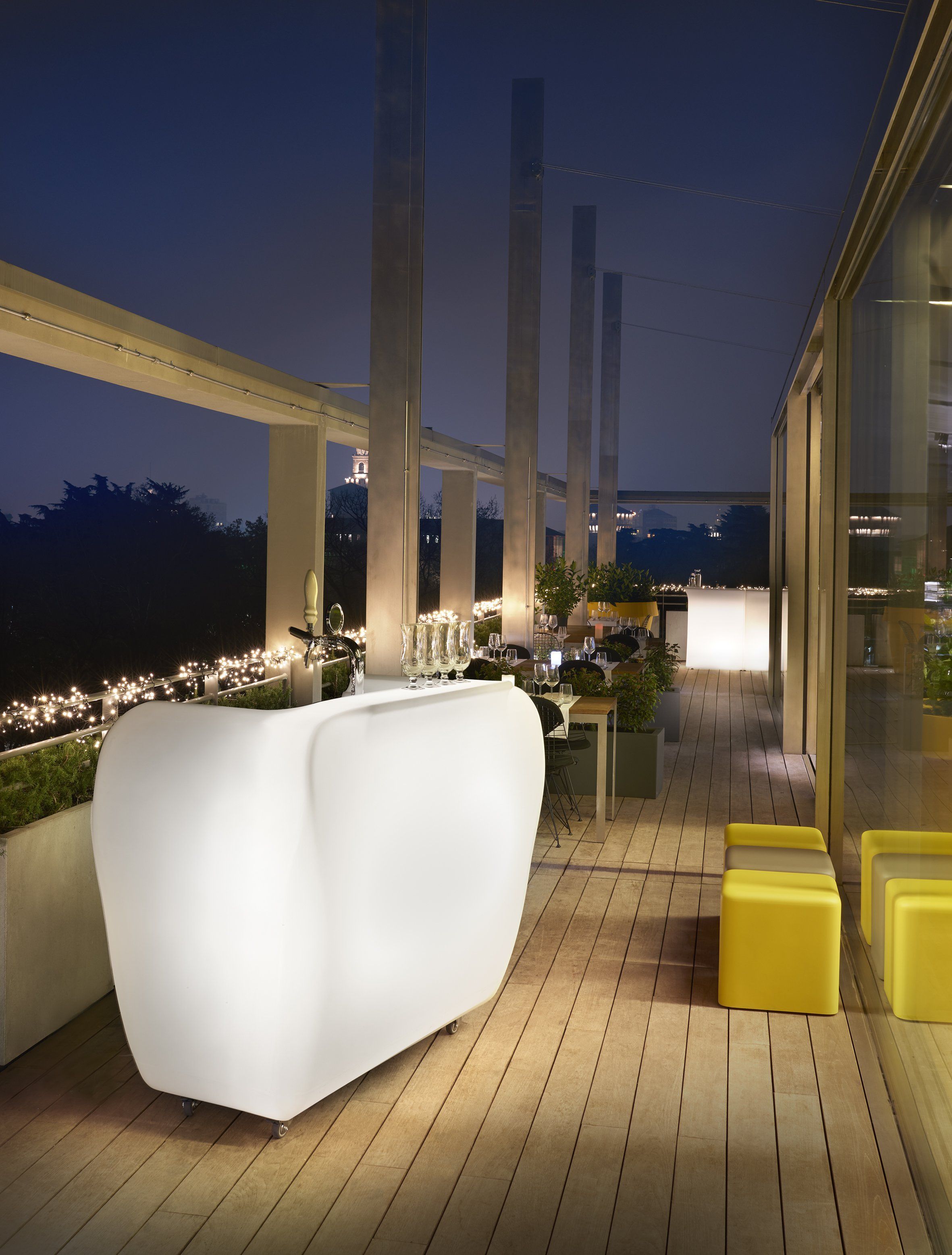 Slide ROLLER BAR Cocktailbar Leuchtbar Leuchttheke von Gerd van Cauteren | Theken | brandamba.com